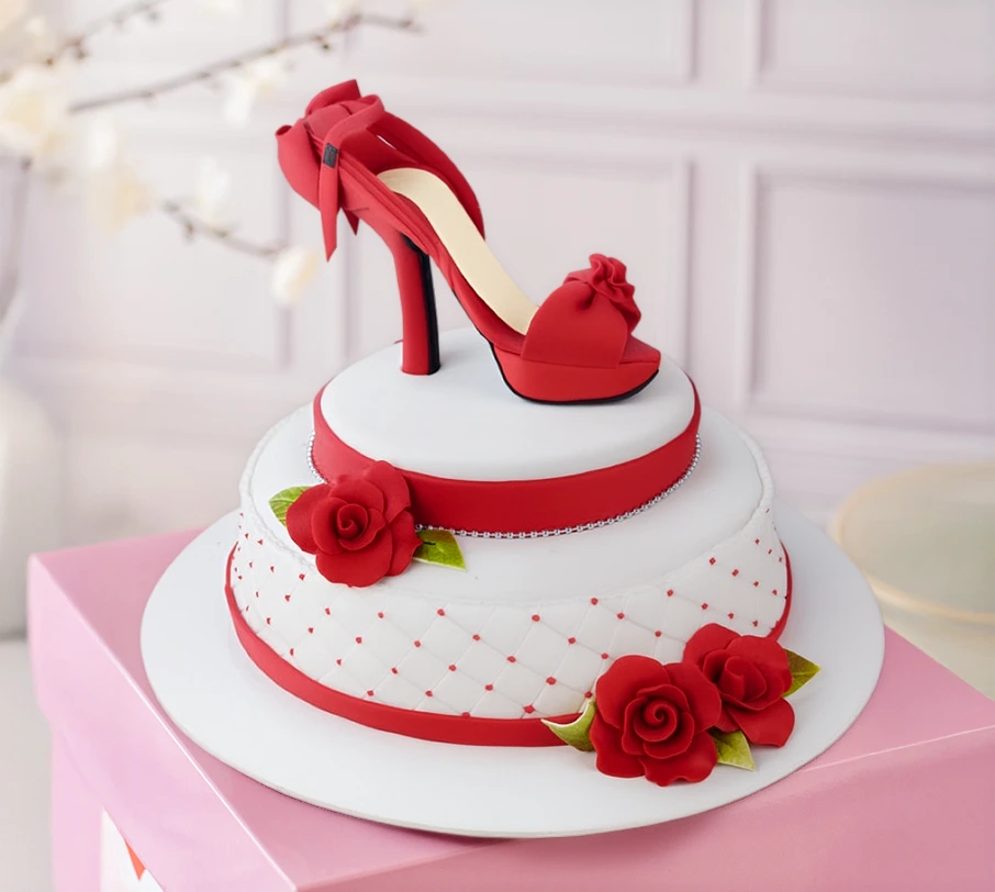 [020020020010028] TORTA TACÓN ROJO (MEDIANO, VAINILLA)